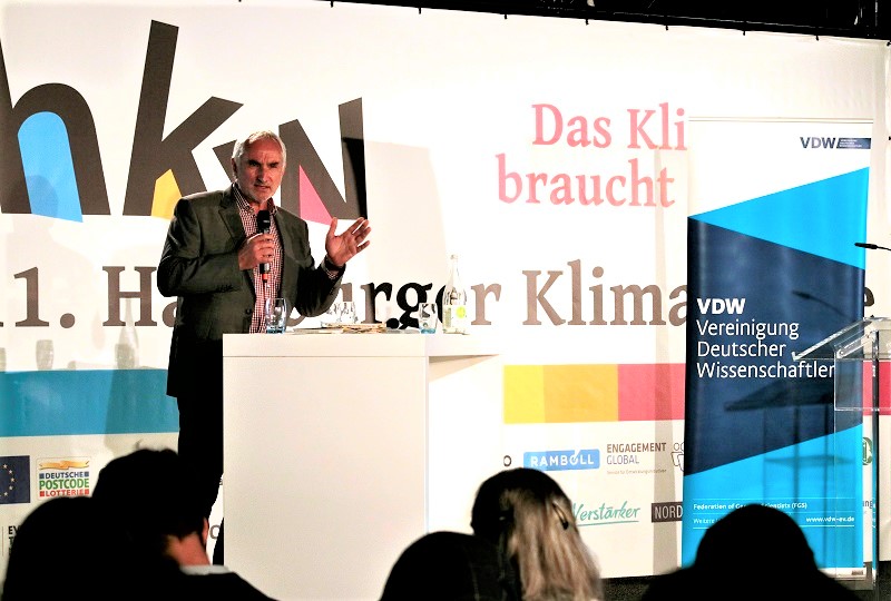 Laudato Si Projektleiter Ulrich Bartosch beim öffentlichen Gesprächsforum der VDW im Rahmen der Hamburger Klimawoche 2019